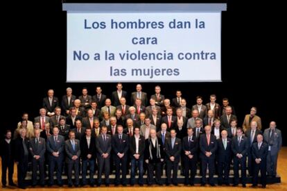 El presidente de la Generalitat, Alberto Fabra, en la primera fila en el centro, junto al resto de hombres que ha participado en Valencia en el acto de rechazo a la violencia de género.