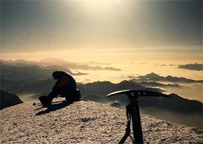 Un alpinista descansa sobre su mochila en la cumbre del Mont Blanc, en el verano de 1997.