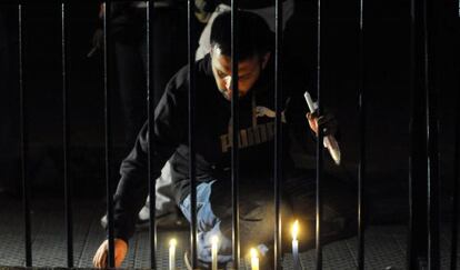 Un hombre enciende una vela frente al hospital donde ingresaron a Daniel Zamudio.