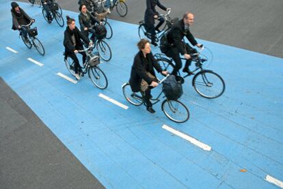 Ciclistas en el carril bici en la plaza de Sotorvet.