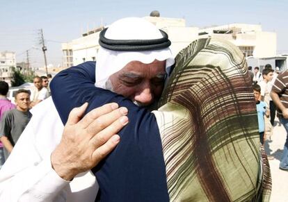 Un hombre sirio abraza a su mujer en el campamento de refugiados de Bashabsheh (Jordania).