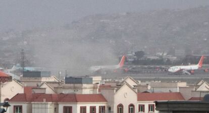 La Casa Blanca no se ha pronunciado sobre una hipotética modificación del plazo de evacuación, que concluye el próximo martes, a consecuencia del doble atentado. En la imagen, una columna de humo sale de la zona del aeropuerto.