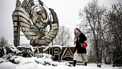 Una mujer pasa junto a un emblema estatal de la URSS en un parque de esculturas de historia moderna en Moscú, en diciembre de 2021.