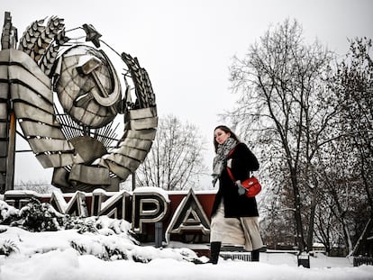 Una mujer pasa junto a un emblema estatal de la URSS en un parque de esculturas de historia moderna en Moscú, en diciembre de 2021.