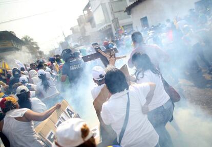 Durante la mañana de este sábado se han producido incidentes en las localidades fronterizas de Ureña y San Antonio del Táchira entre los manifestantes que se acercaron a pedir por la apertura de un canal humanitario y los integrantes de la Guardia Nacional Bolivariana.