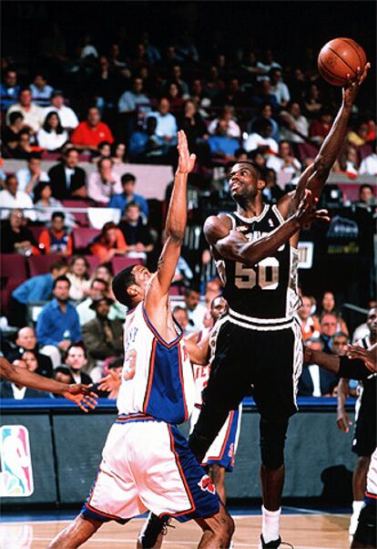 El ltimo jugador que haba logrado entrar en el ranking de los mximos anotadores en un partido haba sido David Robinson, de los San antonio Spurs, que en 1994 consigui 71 puntos frente a los Clippers.