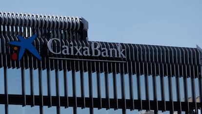 Fachada del edificio de CaixaBank en Madrid (España).