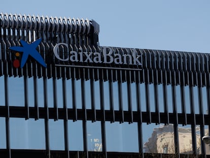 Fachada del edificio de CaixaBank en Madrid (España).