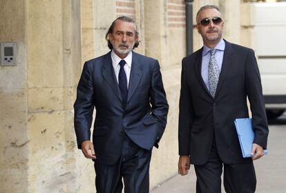 Francisco Correa (left) and his lawyer at the Valencia Supreme Court in September.