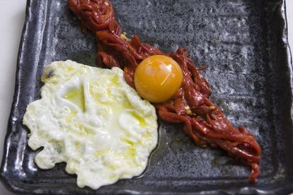 Pimientos de cristal con huevo de corral, uno de los platos del restaurante madrile&ntilde;o Un Lugar.