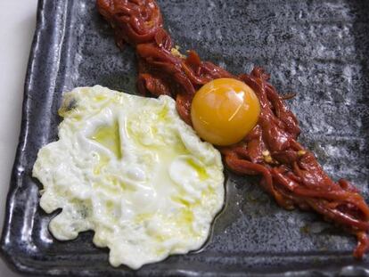 Pimientos de cristal con huevo de corral, uno de los platos del restaurante madrileño Un Lugar.