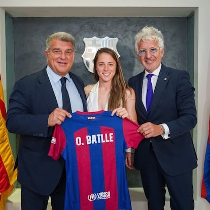 Ona Batlle regresa al Barça Femení hasta 2026 tras firmar contrato junto al presidente blaugrana, Joan Laporta, y el directivo Xavier Puig.