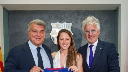 Ona Batlle regresa al Barça Femení hasta 2026 tras firmar contrato junto al presidente blaugrana, Joan Laporta, y el directivo Xavier Puig.