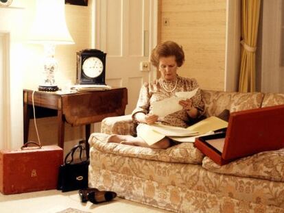 Margaret Thatcher camino al Parlamento europeo. Abajo, en Downing Street en 1983.