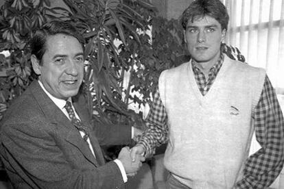 El ex presidente del Athletic José María Arrate estrecha la mano de Julen Guerrero en 1995.