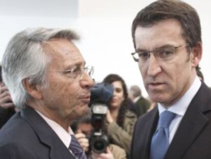 Julio Gayoso (izquierda) y Feij&oacute;o, durante el acto de constituci&oacute;n de la caja de ahorros fusionada. 