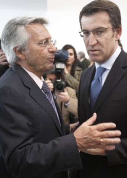 Julio Gayoso (izquierda) y Feij&oacute;o, durante el acto de constituci&oacute;n de la caja de ahorros fusionada. 