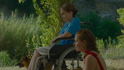 Adriana Ozores (en silla de ruedas) y María Vázquez, en 'Los pequeños amores'.