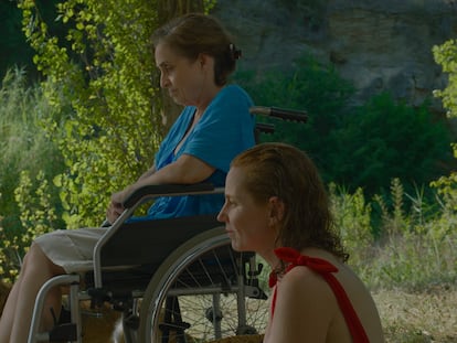 Adriana Ozores (en silla de ruedas) y María Vázquez, en 'Los pequeños amores'.