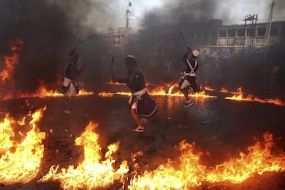 Varios devotos sijes representan una lucha simulada en un anillo de fuego durante una procesión religiosa para conmemorar el 350 aniversario del gurú Gobind Singh, el décimo gurú sij, en Bhopal (India).