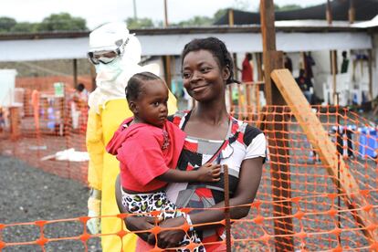 Angel y Patricia, antes de conocer la noticia de que dieron negativo en el test de ébola y podían abandonar el centro Elwa 3, donde Médicos Sin Fronteras lucha contra la enfermedad en Monrovia.