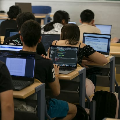 Clase de informática de un grado de ingeniería informática en una universidad de Madrid