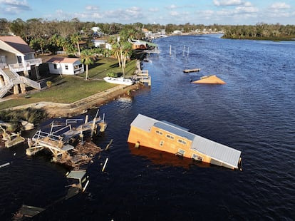 Una vista aérea de un área inundada y dañada tras el paso del huracán 'Helene' en Steinhatchee, Florida.