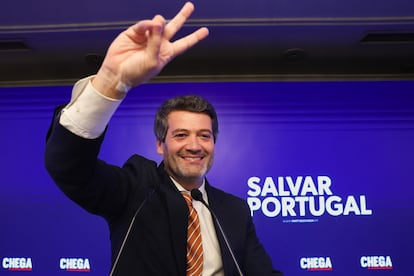 El líder de Chega, André Ventura, festeja sus resultados en las elecciones anticipadas portuguesas.
