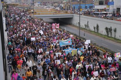 Miles de manifestantes participan en la marcha 'Ni una Menos' que busca denunciar el problema de la violencia hacia las mujeres en Perú.