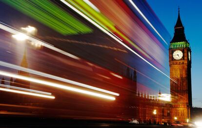 Un autobús pasa frente al Big Ben y el Parlamento en Londres.