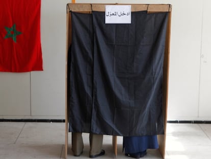 Cabina de votación en un colegio electoral de Rabat.