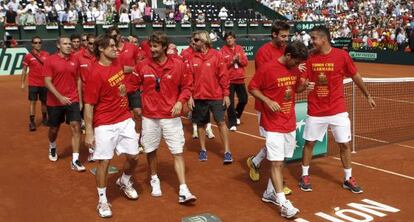 El equipo español celebra la victoria de Ferrer frente a Isner