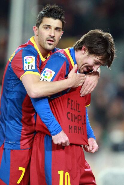 Messi felicita a su madre mientras celebra con Villa su gol al Racing el pasado sábado.