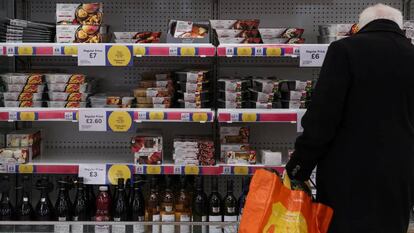 Un hombre hace la compra en un supermercado del Reino Unido.
