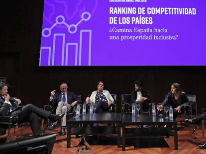 De izquierda a derecha, el periodista Javier Ruiz; el economista y exministro de Asuntos Exteriores, Industria y Competitividad, Josep Piqué; la presidenta de Hispasat, Elena Pisonero; el director de contenidos del foro Retina, Jaime García Cantero; la CEO de Telefónica España, María Jesús Almazor; y el economista y fundador de Start Up Spain, Javier Santiso.