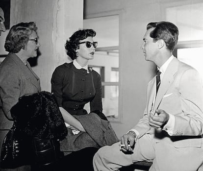 El romance de Dominguín y Ava Gardner se prolongó hasta septiembre de 1954. En la foto, él la acompaña al aeropuerto.