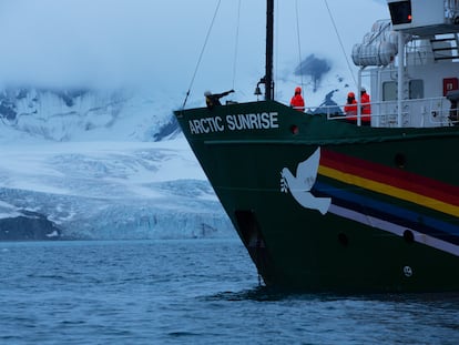 O navio Arctic Sunrise, na Antártida.