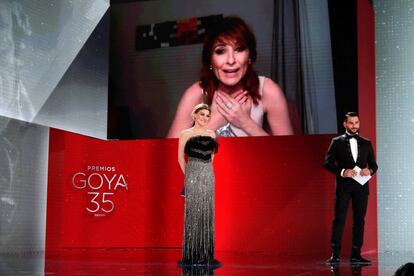 El Goya para la mejor actriz de reparto es para Nathalie Poza (en la pantalla), por 'La Boda de Rosa'.