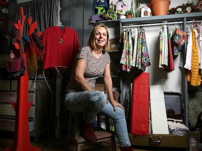 La emprendedora Susana Rodas posa en el interior de la tienda-taller La Cassa del Árbol.