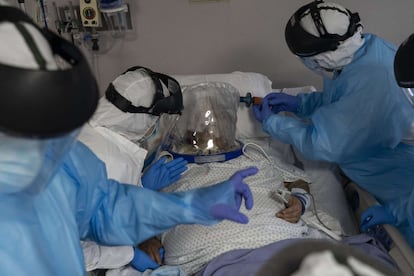 Personal sanitario atiende a un paciente con un casco especial con ventilador para tratar la covid-19 en el Medical Center of Houston, Texas. La pandemia ha registrado en las últimas 24 horas 194.300 nuevos casos, lo que eleva el balance a más de 16,7 millones de personas contagiadas y más de 660.000 víctimas mortales, según el balance global publicado este miércoles por la Universidad Johns Hopkins.