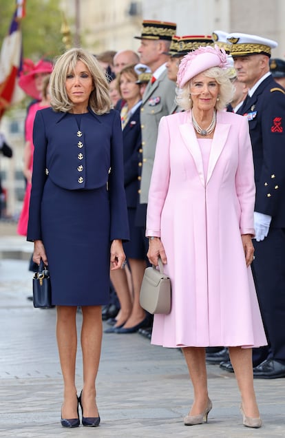 2023, en Francia. El matrimonio presidencial francs recibi en El Elseo a los reyes Carlos y Camilla en 2023. Para la ocasin, Brigitte Macron opt por un traje de chaqueta y minifalda en azul marino, decorado con un interesante juego de solapas y con botones en forma de anclas.