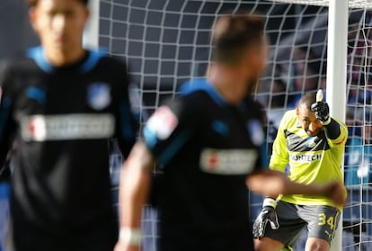 Heurelho Gomes, portero del Hoffenheim coloca su barrera en el partido contra el Bayern de Munich
