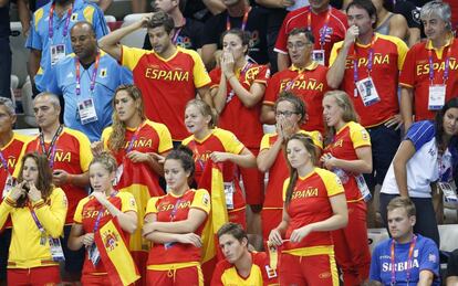 El equipo español de natación anima desde la grada a Belmonte durante la prueba.