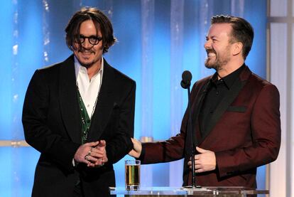 Ricky Gervais ha sido un presentador más comedido que el año pasado. En la imagen bromea con Johnny Depp, a quien atacó la película <i>The Tourist>/i>.</i>