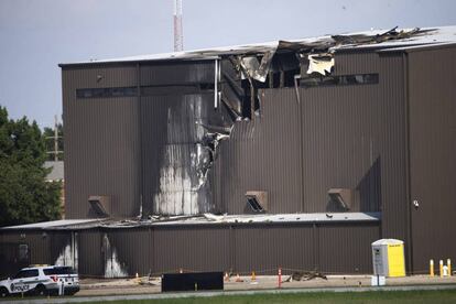 El hangar donde se estrelló la avioneta en Addison, Texas.