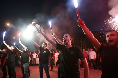 Partidarios de Aurora Dorada celebran con bengalas, en Sal&oacute;nica, los resultados de las elecciones, en mayo de 2012.