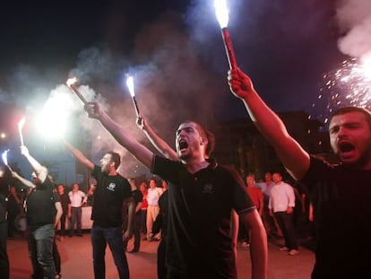 Partidarios de Aurora Dorada celebran con bengalas, en Salónica, los resultados de las elecciones, en mayo de 2012.