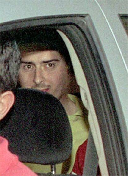Alfredo Galán, el 4 de julio de 2003, a la salida de una comisaría de Puertollano.