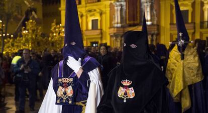 La mujer presa de 26 años, liberada en 2016, participa en un desfile procesional.