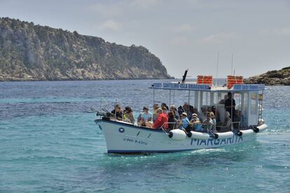 Dragonera es la sexta de las islas baleares en extensión. La isla fue ocupada el 7 de julio de 1977 por activistas contrarios a su urbanización. El hoy parque natural, a 2,7 kilómetros de San Telmo, parece desgajado de la sierra de Tramontana, al guardar la unidad de escala. Litoral escarpado que atesora la colonia de halcones de Eleonor más copiosa del Mediterráneo occidental. No puede faltar la visita del faro de Tramuntana, que alberga una exposición sobre los faros isleños.